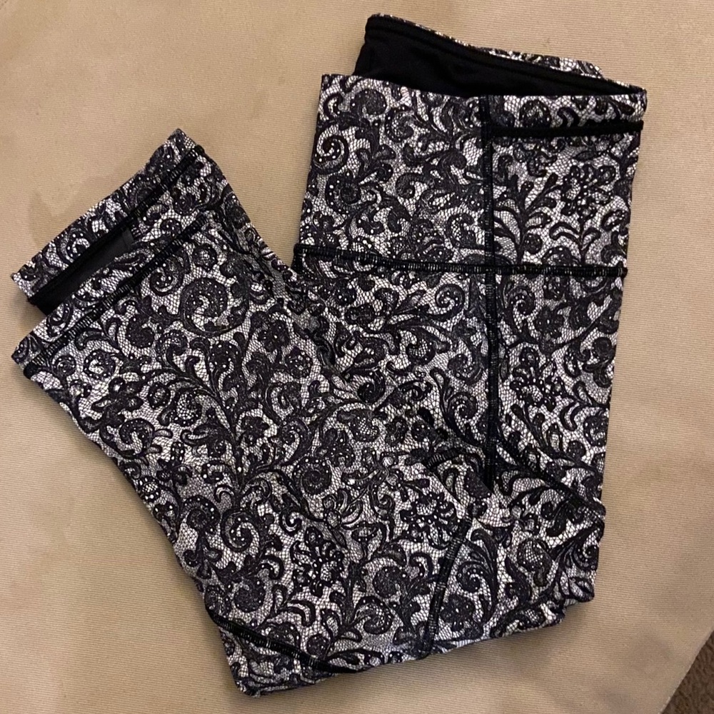 Fabletics Lace Pattern Cropped Leggings